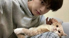 แน่นอนว่าหนุ่มหล่อทุกคนชอบเลี้ยงแมว