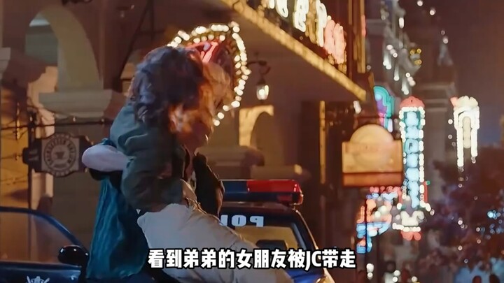 Bà cụ này trông hiền lành vô hại, nhưng chỉ cần vung tay một cái là quét sạch cả đám đại hán trong c