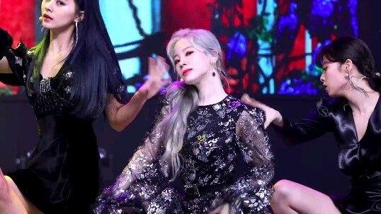 Làn da trắng lạnh của Kim Da Hyun thật tuyệt vời