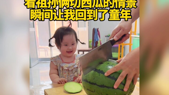The scene of a grandfather and grandson cutting a watermelon is so heartwarming—it instantly brings 