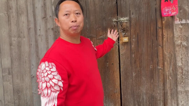 Chào mọi người, đây là ngôi nhà gỗ 130 năm tuổi của gia đình tôi.