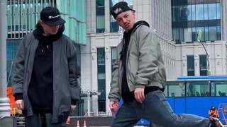 当互相模仿对方舞蹈动作