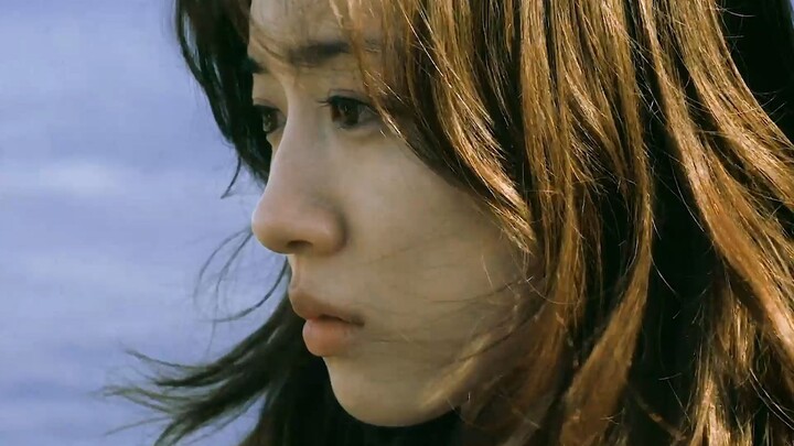 Khóc nức nở! Cô đã cướp tro cốt của cô bạn thân khỏi ngôi nhà địa ngục ấy và đưa cô ấy đến bãi biển 