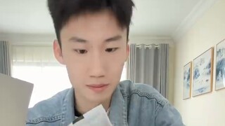 Bạn đã bao giờ nhìn thấy một hộp đựng bài Naruto kèm theo một cục tẩy chưa? Mở hộp hộp quà bí mật củ