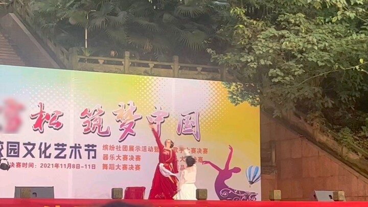 Đó có phải là một niềm hạnh phúc nhân đôi/nữ anh hùng nhân đôi/bối cảnh thay thế/lễ hội nghệ thuật đ