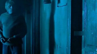 男人将s去妻子用螺丝固定好拍照 "