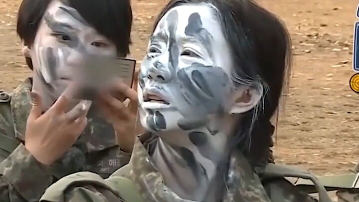 Seberapa lucu latihan militer para selebriti? Cao Lu menggunakan cat minyak untuk menyamar hingga me