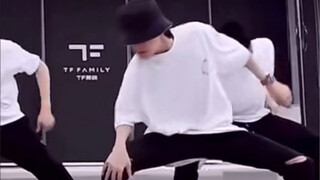 天啦！这真的只是主唱而不是舞担吗