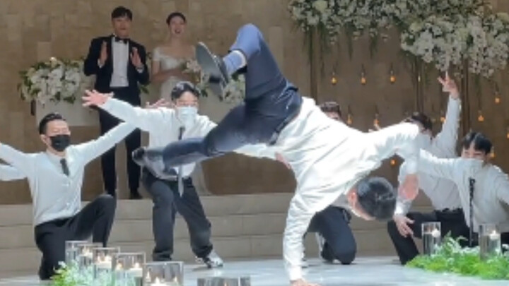 Biểu diễn điệu nhảy hip-hop trong tiệc cưới thật là một bầu không khí tuyệt vời