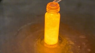 双草酸酯和过氧化氢反应产生化学荧光，常用于避免明火情况下的应急照明和安全光源