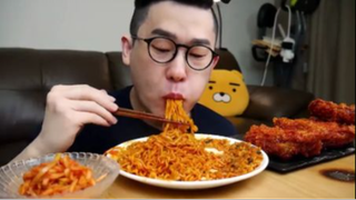 ăn mì gà kim chi cay ASMR #asmr #mukbang