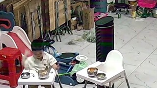 Bố mẹ không ở bên cạnh và khóc thầm.