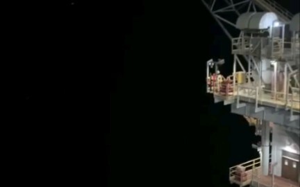 Seberapa gelapkah malam di anjungan minyak?