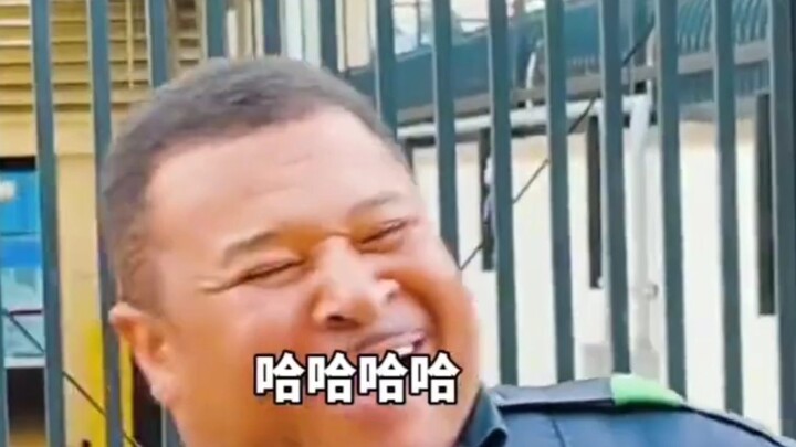 Cô gái nước ngoài truyền thiện chí cho người qua đường, ai cũng vui mừng khi nghe tiếng rắm cầu vồng