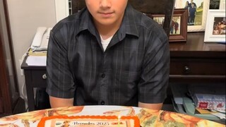 大家都在同一个月过生日，可以买个这样的蛋糕，集中到一天庆祝...