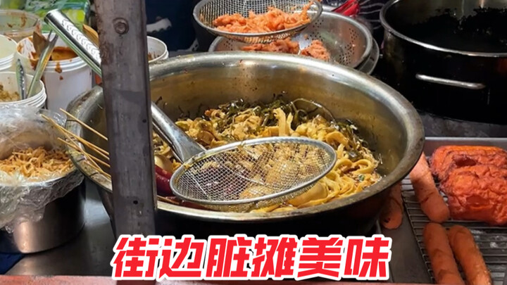 Begitu senja tiba, berbagai gerobak dan kios di tepi jalan langsung mulai ramai beroperasi—harga ter