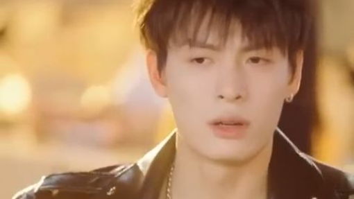 Mencintainya 7 tahun lalu dikhianati; aku menikah CEO yang selalu menjagaku