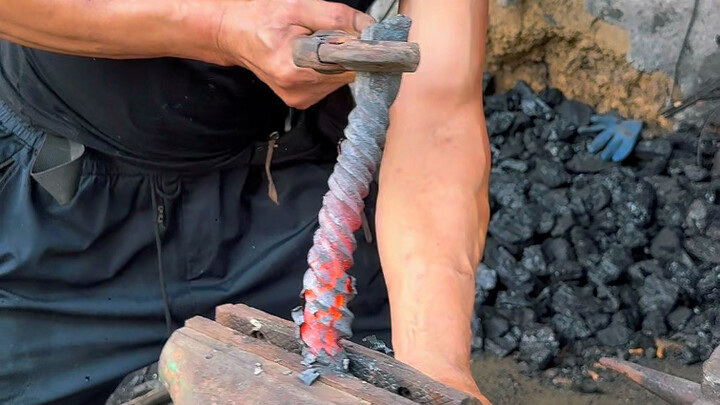 Today, Master Yu will teach you how to make an extremely sharp double-edged Willow kitchen knife. Ha