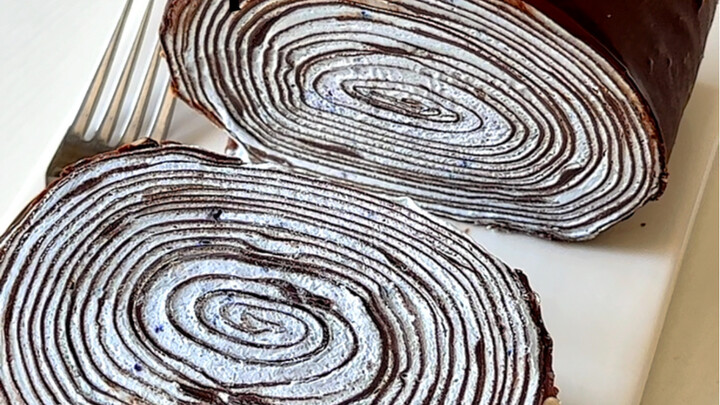 Cuộn ngàn lớp vỏ giòn vị kem mặn màu xanh biển, quá tuyệt, thật sự quá tuyệt!