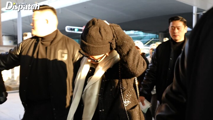 G-Dragon nhận thư suốt dọc đường sân bay, lo lắng fan bị ngã! G-Dragon kết thúc lịch trình MAMA và t