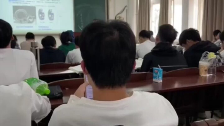 Một chàng trai đẹp trai quá đỗi, sao bỗng dưng lại bị trầm cảm nhỉ.