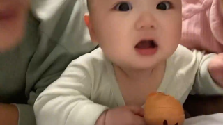全网第一个被爸妈亲哭的宝宝！
