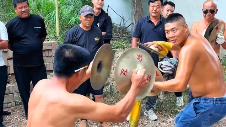 穿衣服斗镲没有灵魂？两人用超灵动的表情+无缝配合，把斗镲的精彩演绎到极致！