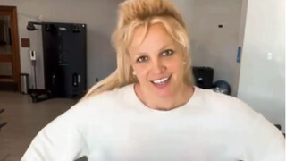 Britney đã cập nhật video tập thể dục mới nhất của mình trên Instagram và các nguồn tin bên ngoài ti