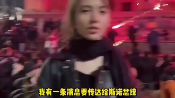 Seorang gadis Georgia melantunkan dialog klasik dari “The Hunger Games” di depan Gedung Parlemen, se