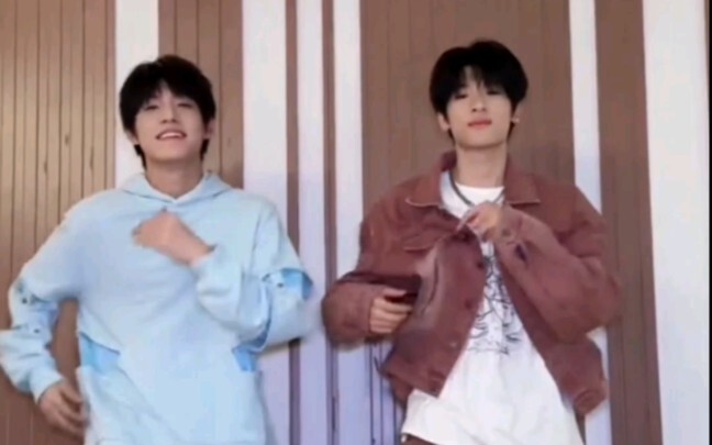 【الصورة الرمزية】لا يوجد رجل أصغر سنًا، بل رجل أكبر سنًا. هذا التباين اللطيف يبدو حقيقيًا فجأة.