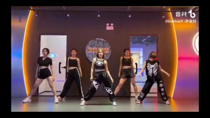 hiphop dance black pink