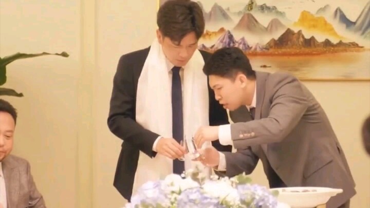 Sopir pengganti ketemu mantan bos yang minta dia bantu minum.