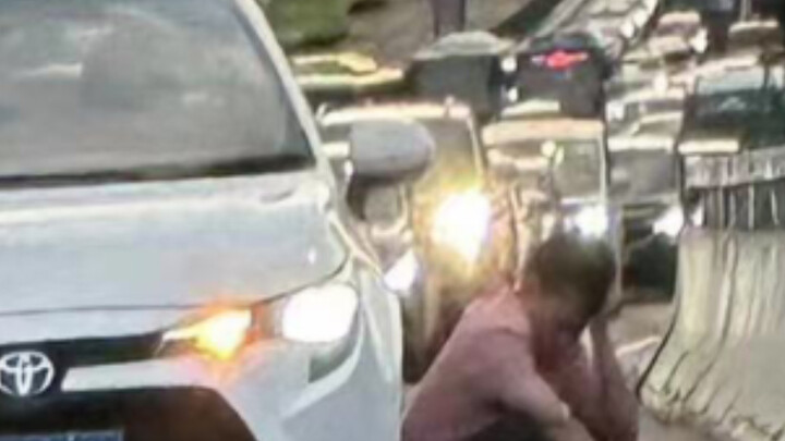 Bocah ini, sepertinya seluruh desa sudah kenal dia.