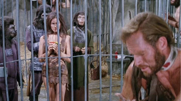 هبط رائد الفضاء عن طريق الخطأ على كوكب القردة، ليكتشف أنه في الواقع الأرض عام 2000 (الجزء الثاني)