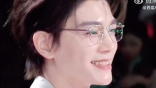 Ding Yuxi ขอให้เธอพูดบรรทัดถัดไป เขาตะลึงอยู่ครู่หนึ่งและมองดูเธอด้วยความรักโดยไม่คาดคิด