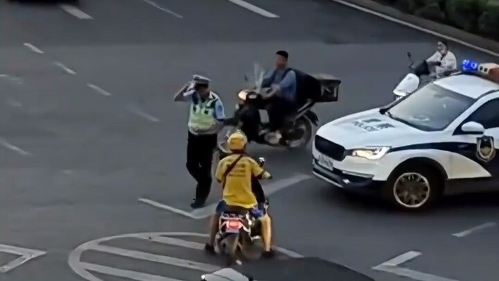 สัญญาณไฟจราจรกลางสี่แยกเกิดขัดข้องกะทันหัน ไรเดอร์หนุ่มผู้ส่งอาหารจึงกลายร่างเป็น “เจ้าหน้าที่จราจรช