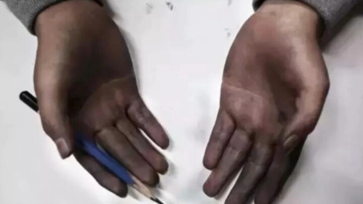 这个世界欠美术生一个拥抱，不是吗！