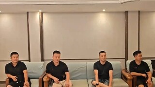 เพื่อน 4 คนรวมตัวกัน ผลัดกันอวดความสุข แต่ละคู่หน้าตาคล้ายคู่สามีภรรยาจริงๆ