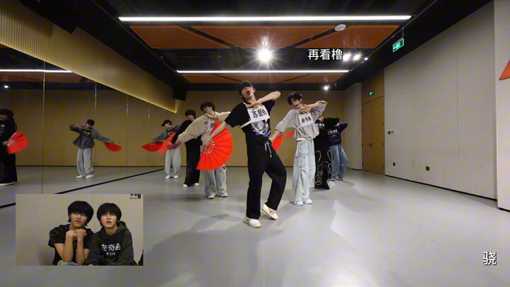 ท้าทายกลั้นหัวเราะขณะเต้นรำแล้วสบตากับเพื่อน — เวอร์ชันล้มเหลว