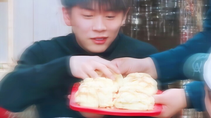 “Haha, lucu tapi nggak sadar diri! Abang ini jarang nerima job, tapi di dunia persilatan semua orang