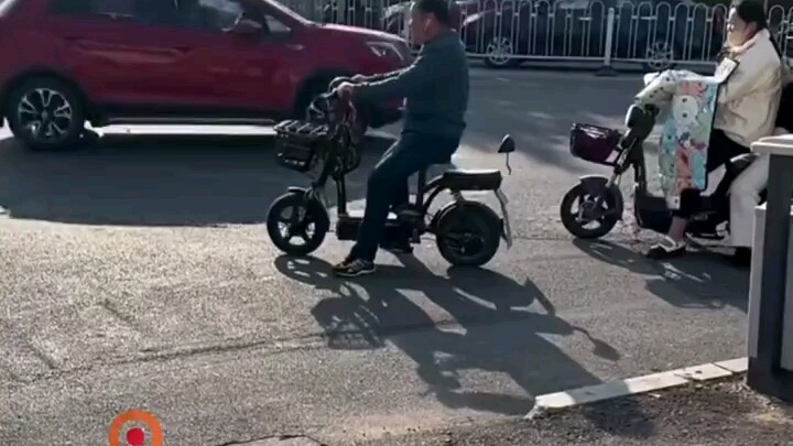An elderly man in Jinan belts out a song while waiting at a traffic light; netizens: “Those headphon