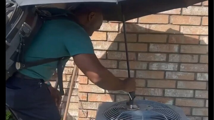 Perbaikan di lokasi gangguan unit luar AC