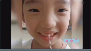 ต้นหอมญี่ปุ่นเฝ้าดูลูกสุนัขที่กำลังถอนฟันออก