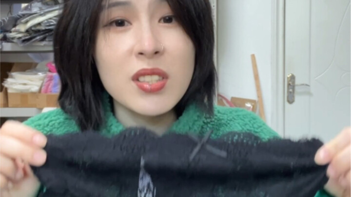 Ada juga yang nyungkilin celana dalam renda ke kepala, serius?