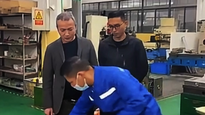 Setiap hari memperbaiki cetakan, akhirnya tukang gerinda meledak juga!