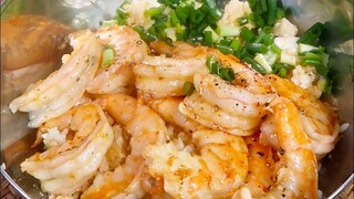 Telur bebek asin sederhana dengan nasi, tapi dengan sedikit minyak udang
