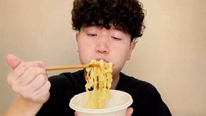 اليوم الـ76 على التوالي أكلت فيه المكرونة سريعة التحضير، وتعرضت لخسارة مالية كبيرة، فلم يتبقَّ لي سو