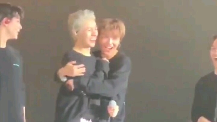 Kaechan accidentally hits his wife on stage, prompting cheers from the audience. Renjun then pulls h