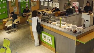 女生去买甜品发现手机不见了，还召集店员一块找还调监控