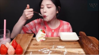 nàng xinh đẹp bên cái bánh kem 5  #goodfoodgoodday